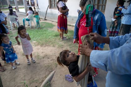 Uno de los asistentes de salud de la comunidad Misión La Paz toma medidas de talla y peso a una niña. Todos los miércoles, el equipo de Pata Pila atienden a los niños y las niñas de las comunidades de la zona. 