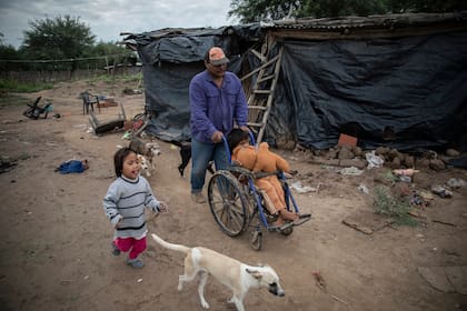 Rebeca tiene tres años y tuvo desnutrición; su abuelo,Germán Juárez, y su hijo Mariano, que tiene discapacidad 