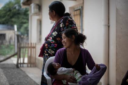Dos mamás en el centro de salud de La Puntana esperan ser atendidas por el equipo de Pata Pila 