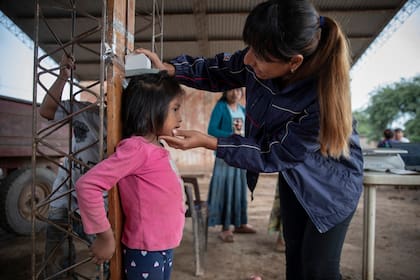 Desnutricion infantil en las comunidades Wichi de Salta. Voluntarios de la ONG Pata pila controlan la talla de niños de la comunidad Cañaberal