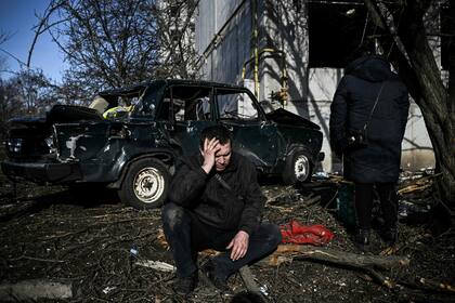 Desolación en Chuguev tras los ataques rusos. (Photo by Aris Messinis / AFP)