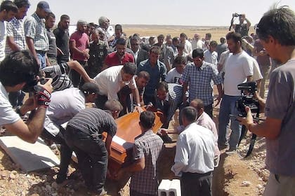 Desolación y dolor en el entierro de Aylan Kurdi, su hermanito y su mamá