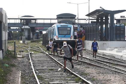 Desorientados, muchos pasajeros buscaban cómo llegar a sus destinos