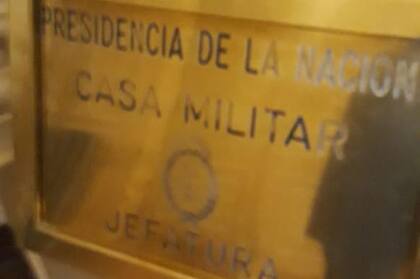 La placa de Casa Militar, en el despacho que era para la vicepresidenta
