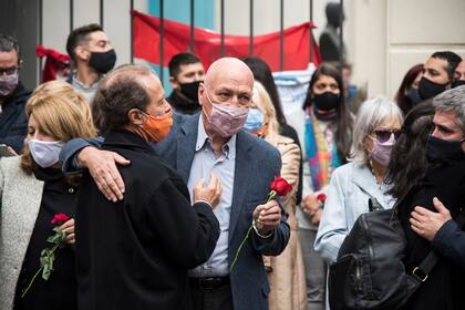 Despedida a Miguel Lifschitz en la biblioteca argentina de Rosario. En la foto, con la flor caracterísitca del logo socialista, Rubén Giustiniani y Antonio Bonfatti, exgobernador de Santa Fe