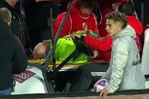 Despedida de Gallardo: un agente de seguridad recibió un fuerte pelotazo en la espalda y debió ser atendido de urgencia