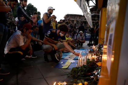 Improvisados altares rinden tributo a Maradona en la Bombonera.