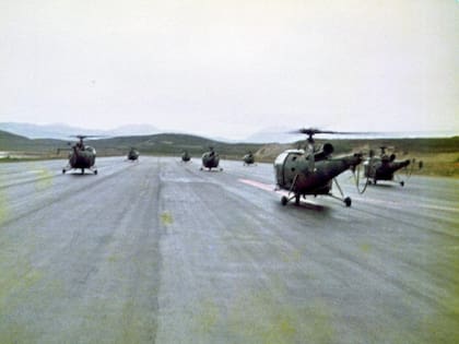 Despegue de Alouette III desde la pista de la Estación Aeronaval Ushuaia rumbo al Canal del Beagle en diciembre de 1978. (Gentileza Antonio Urbano). Despegue de Alouette III desde la pista de la Estación Aeronaval Ushuaia rumbo al Canal del Beagle en diciembre de 1978. (Gentileza Antonio Urbano).