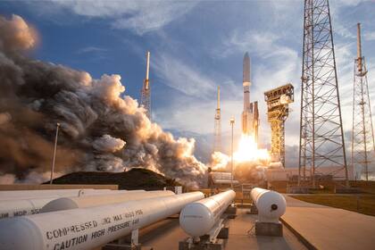 Despegue del cohete Atlas V desde Cabo Cañaveral con los primeros satélites del Proyecto Kuiper de Amazon