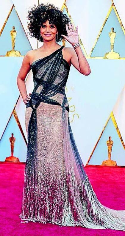 Despeinada: Halle Berry vestida por Versace