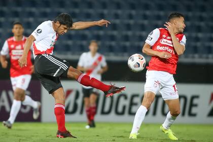 Despeja el paraguayo Robert Rojas; las desatenciones defensivas sobre el final del partido casi le cuestan la derrota al equipo dirigido por Marcelo Gallardo frente a Independiente Santa Fe, de Colombia.