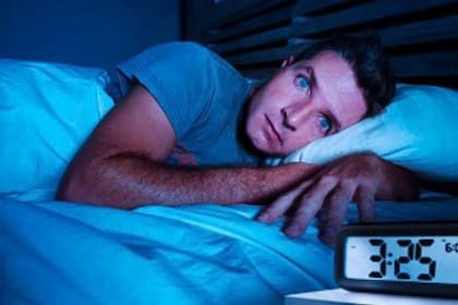 Despertarse a las 3 am se vincula con la creatividad y conexión con los ángeles según la numerología