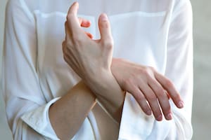 Despertarse con las manos entumecidas como garras de dinosaurio o los puños doblados es más común de lo que creemos (Foto de carácter ilustrativo: PEXELS)