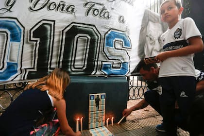 Banderas y velas, la postal de una tarde triste en La Plata