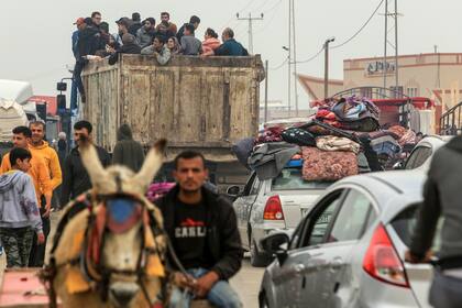 Desplazados de la ciudad de Khan Yunis llegan a Rafah 
