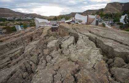 Desplazamiento del cerro Hermitte en Comodoro Rivadavia y destrucción de decenas de viviendas en el barrio Sismográfica