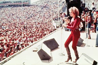Despliega todo su talento en un concierto al aire libre para la película Nace una estrella, de 1976.
