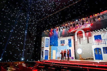 Despliegue de escenario, música y luces: la cocina de Mamma mia!, la obra musical inspirada en canciones de la banda sueca ABBA, dirigida en versión argentina por Ricky Pashkus y con Florencia Peña como protagonista