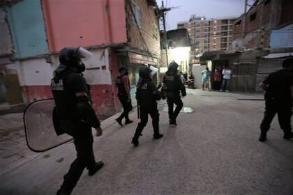 Despliegue de grupos tácticos de la Policía de la Ciudad en El Playón de la villa Fraga, el asentamiento situado detrás de la estación Federico Lacroze del ferrocarril Urquiza