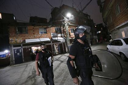 Despliegue de grupos tácticos de la Policía de la Ciudad en El Playón de la villa Fraga, el asentamiento situado detrás de la estación Federico Lacroze del ferrocarril Urquiza