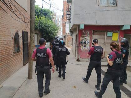 Despliegue de la Policía de la Ciudad en la villa Fraga, de Chacarita, por una ola de robos en las adyacencias