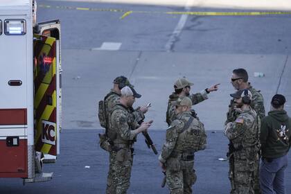 Despliegue de las fuerzas de seguridad por el tiroteo en Kansas City. (AP/Charlie Riedel)