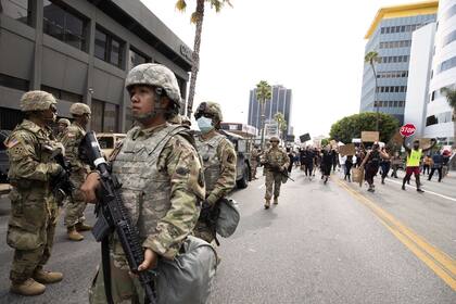 Los militares también llegaron a Los Ángeles California, donde hubo disturbios en las protestas pro la muerte de George Floyd