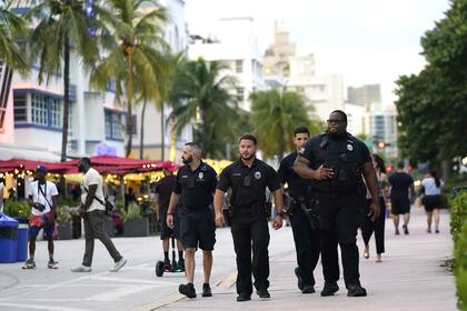 Despliegue policial en Ocean Drive, Miami Beach. (AP/Lynne Sladky, File)