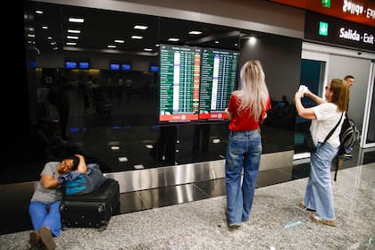 Desprendimiento de asfalto en la pista de Aeroparque: vuelos demorados, aeropuerto cerrado y desvíos a Ezeiza en una jornada marcada por el calor