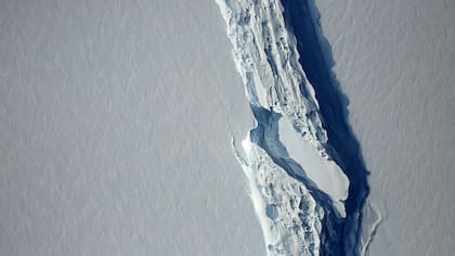 Este bloque de hielo del segmento Larsen C de la Antártida. Actualmente, se encuentra a la deriva en el mar de Weddell. Se prevé que reciba el nombre de A68. 