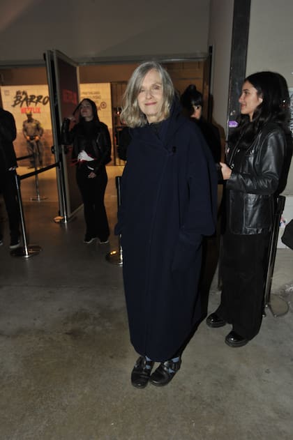 Después de 30 años alejada de la ficción y enfocada en su carrera musical, Juana Molina se calzó el traje de actriz y le dio vida a uno de los personajes de la serie de Netflix. La recordada autora de Juana y sus hermanas tampoco se quiso perder el evento