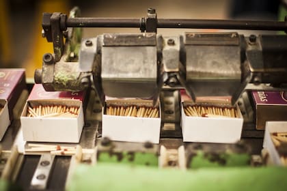 Después de 40 minutos de secado, los fósforos se ponen en las cajas.