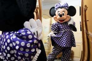 Minnie se pone pantalones sustentables diseñados por Stella McCartney