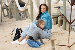 Después de almorzar en La Huella, Bárbara jugó con su hija Serena, de 6
años, a construir castillos en la arena.