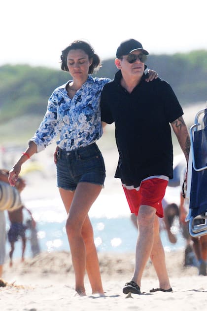 Después de almorzar,
llegan a la playa. La
cordobesa eligió una
camisa estampada y
short de jean.