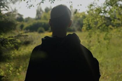 Después de atravesar el bosque, Mishov se sintió libre.