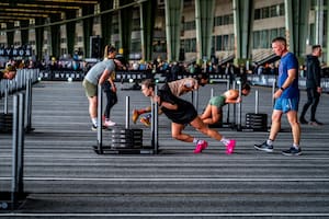 La competencia fitness que desafía resistencia, fuerza y potencia