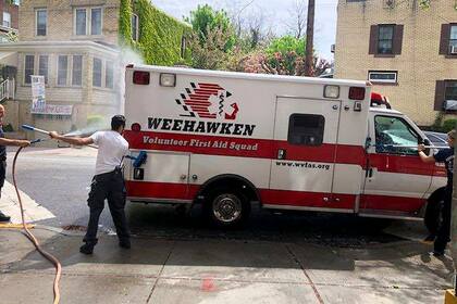 Después de cada llamado, los trabajadores del escuadrón en Weehawken, Nueva Jersey, hacen una limpieza exhaustiva de la ambulancia