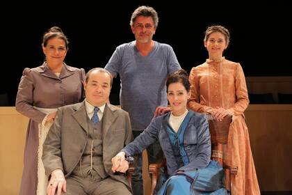 El director Javier Daulte, junto a sus actores de Despues de casa de muñecas: Julia Calvo, Laura Grandinetti, Jorge Suárez y Paola Krum