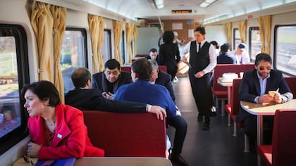 Después de casi 2 años volvió el servicio de tren que une la Ciudad de Buenos Aires con Mar del Plata