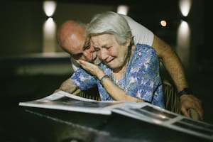 Nunca había visto sus fotos de casamiento y 62 años después su yerno la sorprendió con el álbum impreso