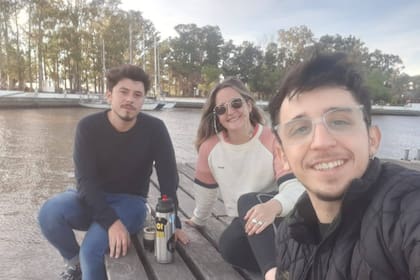 Después de casi tres años de noviazgo, Rodrigo Noya los sorprendió en Uruguay y pudo conocer finalmente a la pareja de Agustina