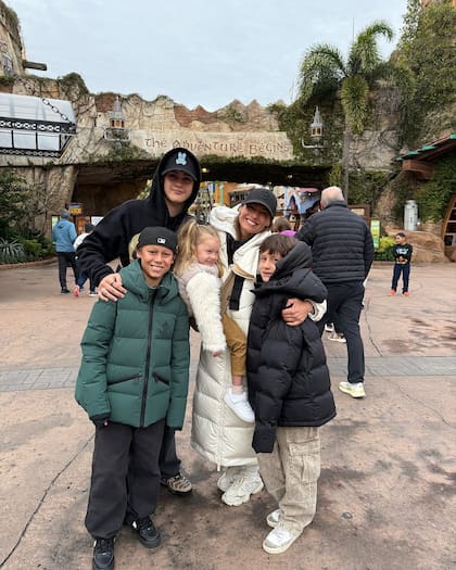 Después de celebrar sus 47 años en familia, que cumplió el pasado viernes 17, Pampita voló con sus cuatro hijos a los Estados Unidos para disfrutar de unas divertidas vacaciones en los famosos parques de diversiones ubicados en Orlando