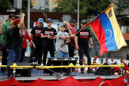 Después de cerrar un contrato con un club de Belarus, aliado de Venezuela, Maradona viajó a Caracas para acompañar a Maduro, que el domingo buscará la reelección