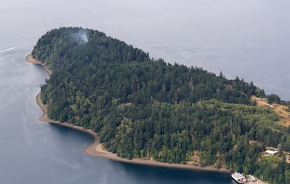 Después de completar un giro de tonel, Russell se estrelló contra la isla Ketron en Puget Sound, cerca de la costa entre Olympia y Tacoma.