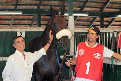 Después de conquistar todos los clásicos del hipódromo de San Isidro y de dirigir a cracks como New Dandy y Ráfaga, el bahiense le puso fin a su carrera hace 23 años, cuando rodó y fue pateado por otro caballo