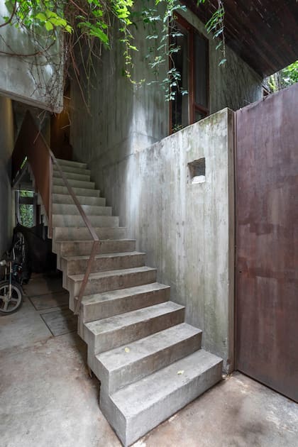 Después de cruzar el portón de calle, una escalera de cemento conduce a la unidad ubicada en el primer nivel.