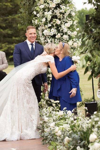 Después de dar el sí, Coni saluda a María Ester, la mamá de
Alejandro, a quien todos llaman Chita.