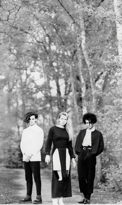 Después de dejar a Los Twist, Melingo se instala en Madrid y forma Lions In Love con Pablo Guadalupe y Stephanie Ringes