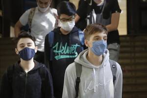 Después de dos años de mostrar solamente la mitad de la cara, sacarse el barbijo es un desafío para los adolescentes